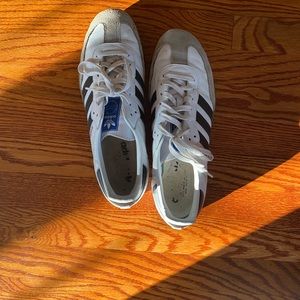 Mens us size 11 good condition adidas samba shoes are back in style! Light use